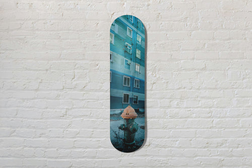 Planche de skate Cannonball Blue Block - borne d'incendie et façade bleue